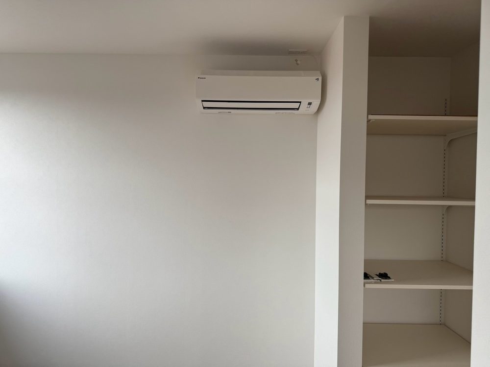 新築のお部屋のエアコン施工例