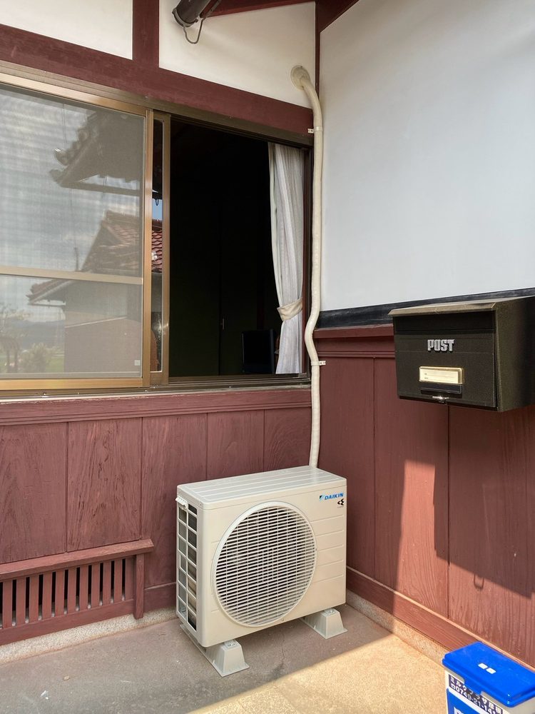 和室の窓辺のエアコン施工例