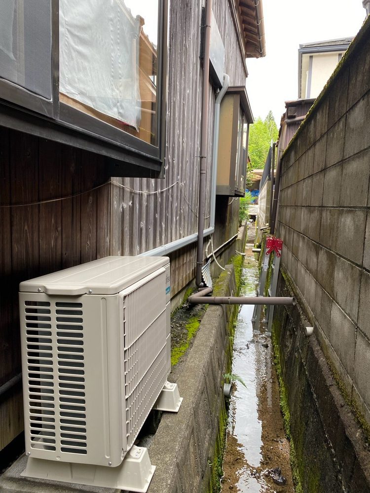 狭い通路のエアコン施工例