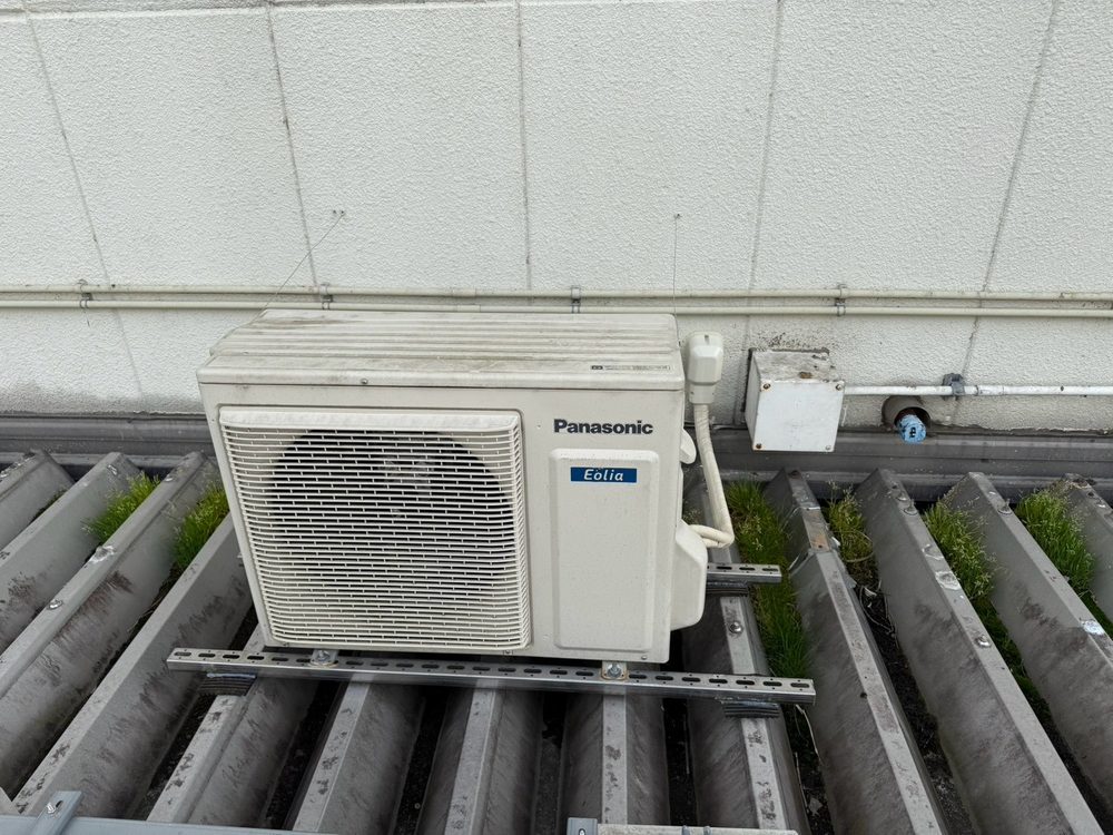 屋根置きのエアコン施工例